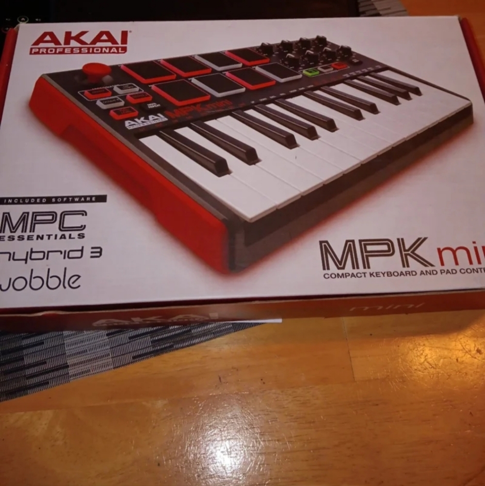 Akai professional MPK mini midi keyboard ( as is) with box and papers no cords
